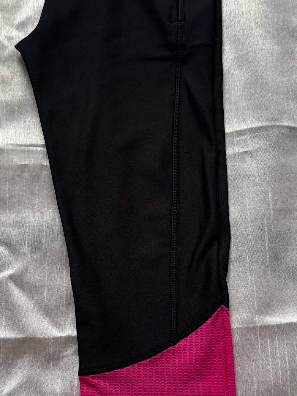 Under Armour Power In Pink Fly-By Pocket Compression Capri Leggings, S, EUC - Picture 2 of 9